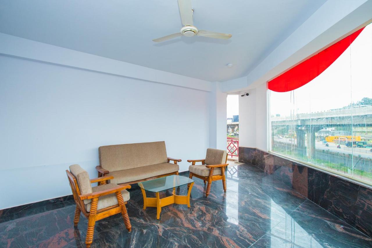 Oyo 16123 Chandana Deluxe Bangalore Exterior foto
